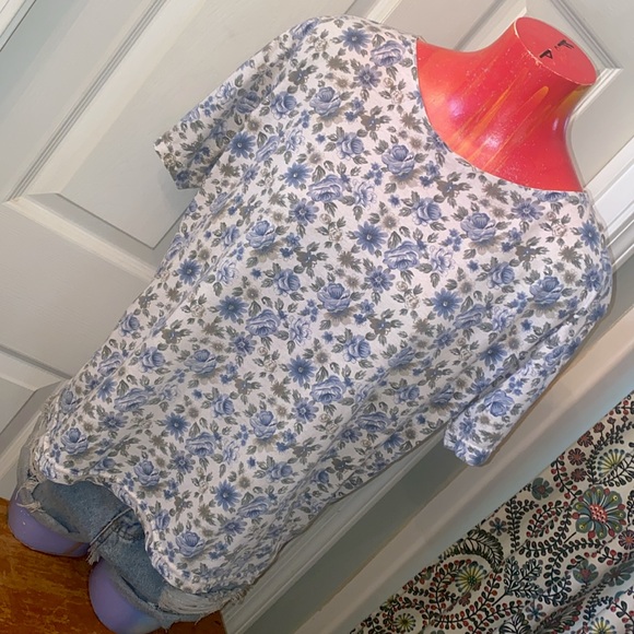 Vintage Tops - VINTAGE Floral Blue and White Women's Top